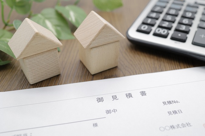 家のミニチュアと見積書